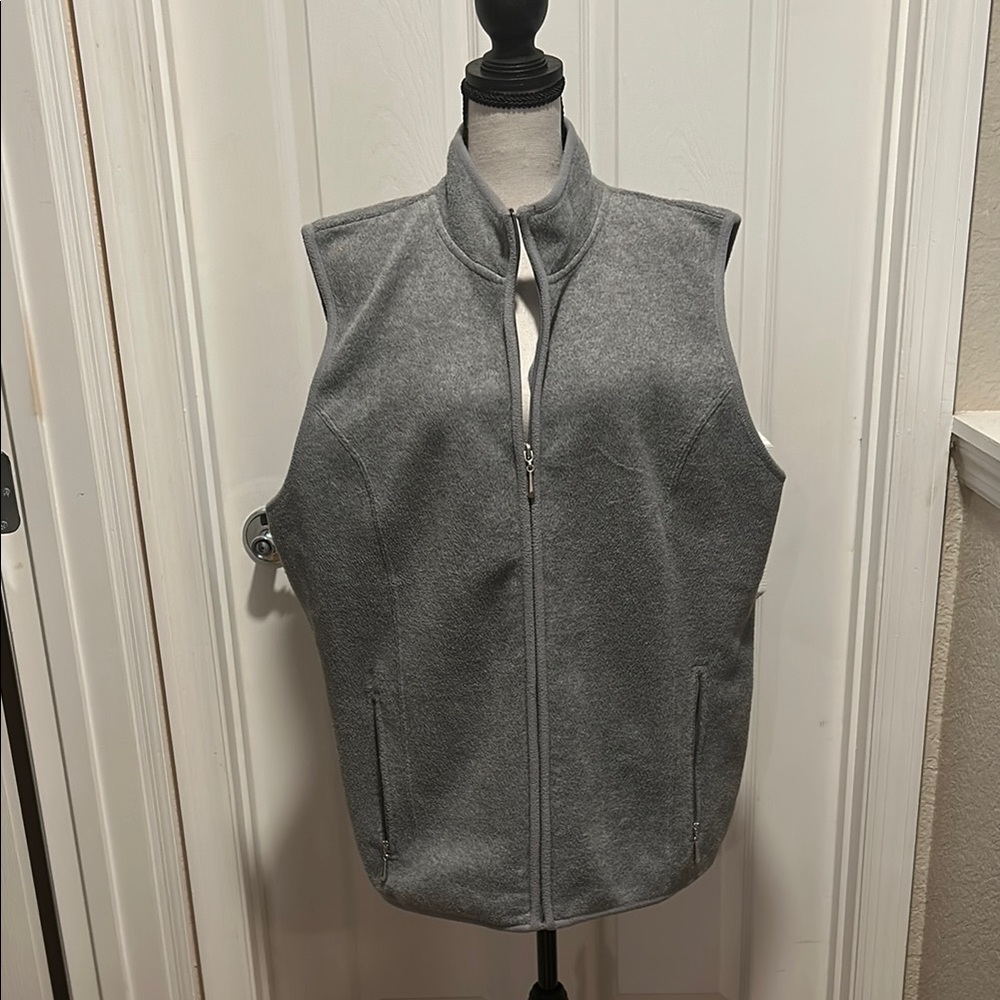 Karen Scott Sport Women’s Fleece Vest size XL
Grey